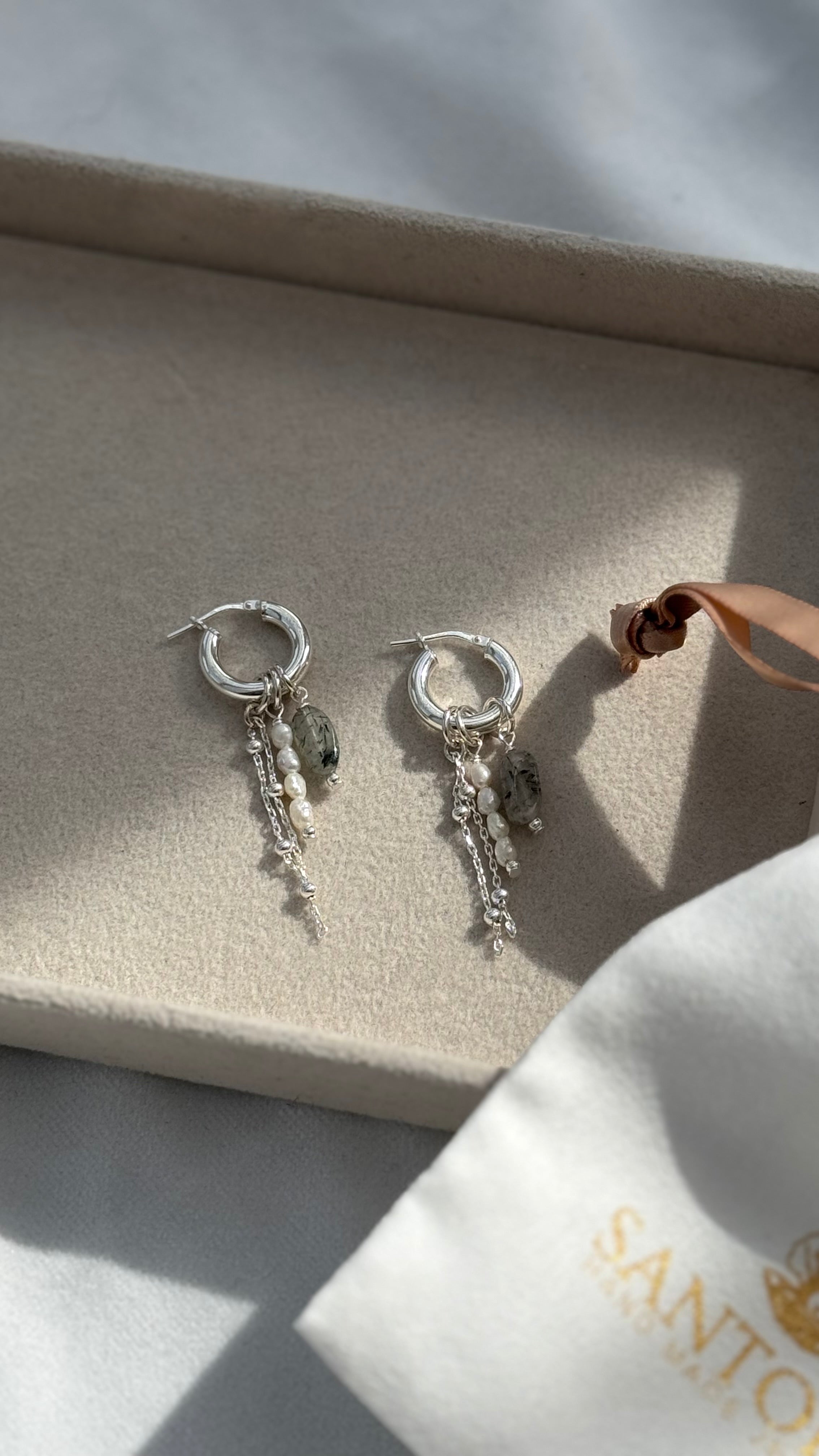 עגילי חישוק טוויסט